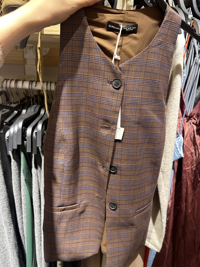 Do obchodu Bershka můžete zajít třeba pro trendy kostkovanou propínací vestu.