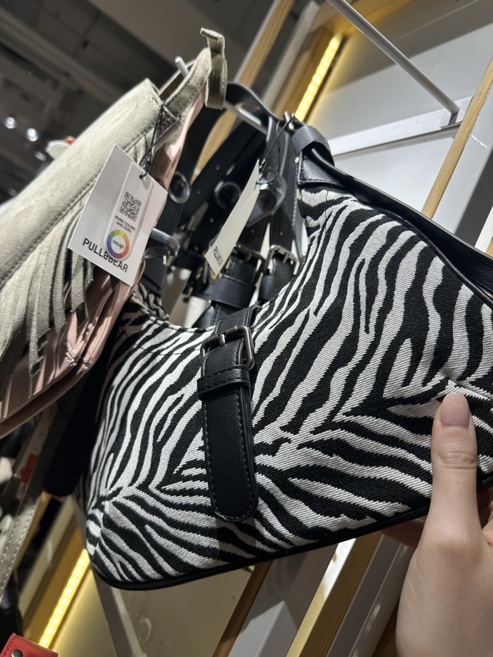 Další mojí zastávkou byl obchod Pull&Bear.