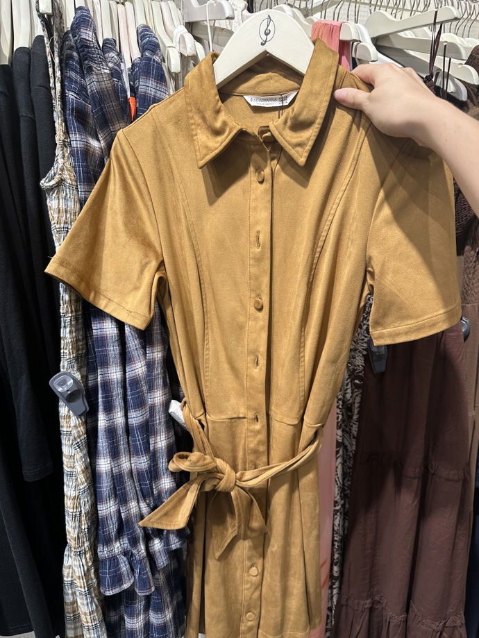 V obchodě Stradivarius seženete i košilové šaty z umělého semiše.