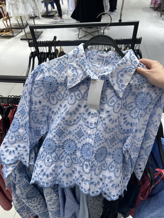 Trendy vyšívanou košili seženete v obchodě Reserved. Tento kousek stojí 459 Kč.