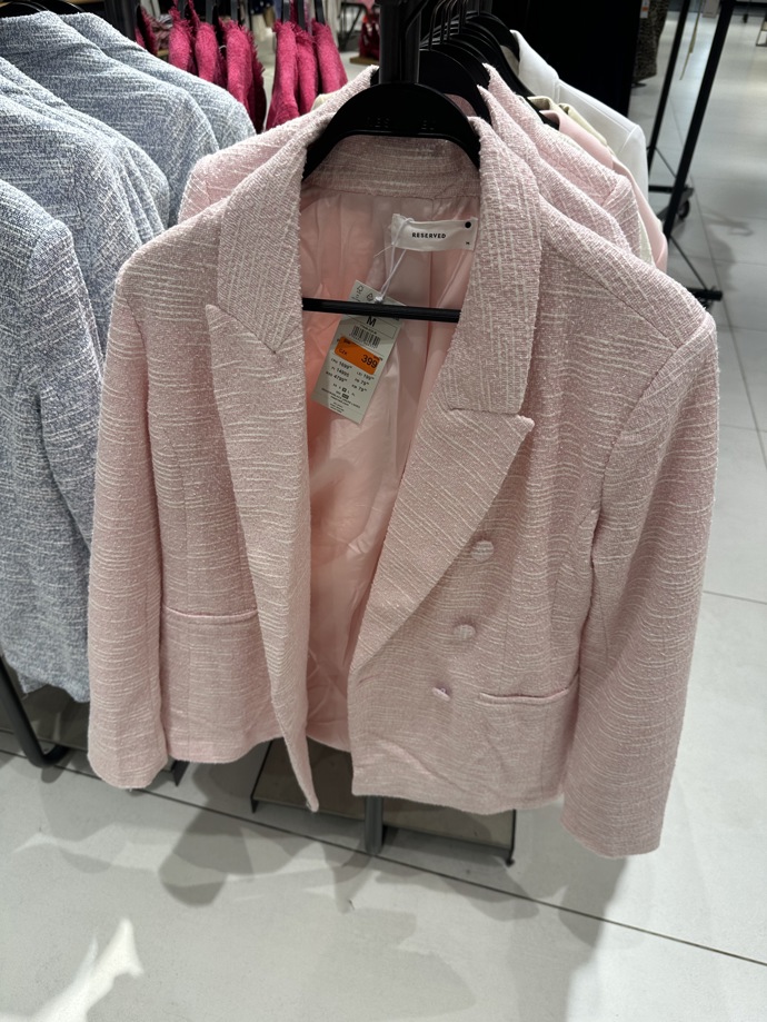 Pudrově růžové sako vás vyjde na 399 Kč.