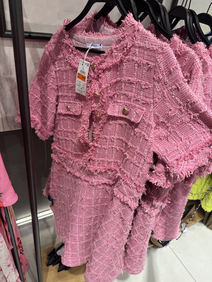 Šik tvídové mini šaty koupíte za 559 Kč.