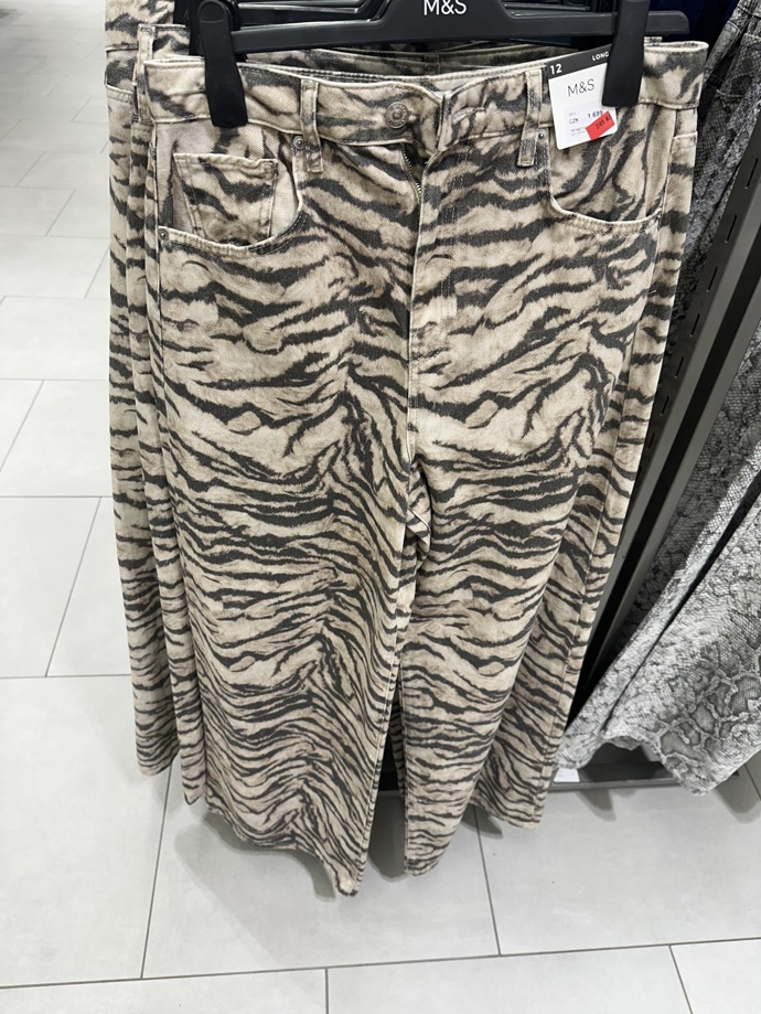 Zebří vzor jsme našli i v obchodě Marks&Spencer. Tyto džíny jsou zlevněny na 249 Kč.