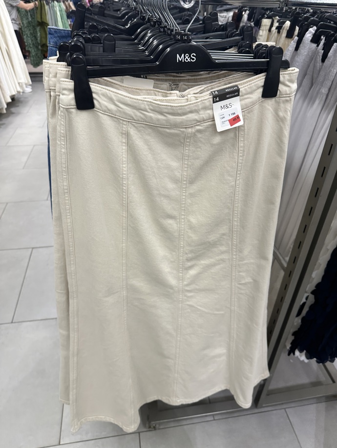 Béžovou verzi koupíte za 499 Kč.