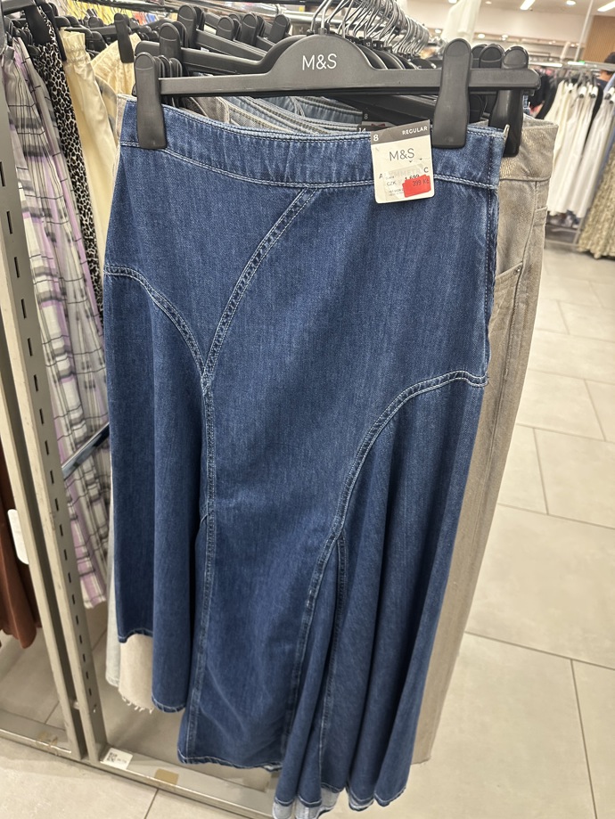 Velmi trendy aktuálně jsou a ještě nějakou dobu rozhodně budou i denimové maxi sukně. Tato vás vyjde na 399 Kč.