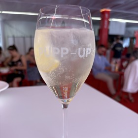 Osvěžující kombinace Becherovky Lemond, prosecca, sody a plátku citronu je tím nejtypičtějším, co si ve Varech můžete dát.