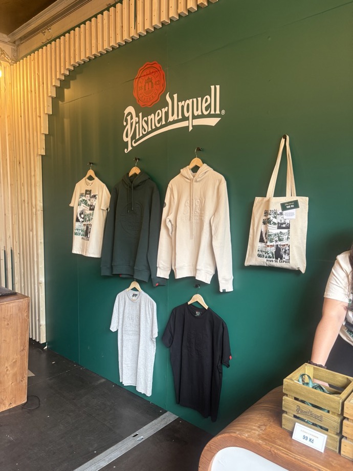 Nabízeli tady i merch s oblíbenou značkou piva