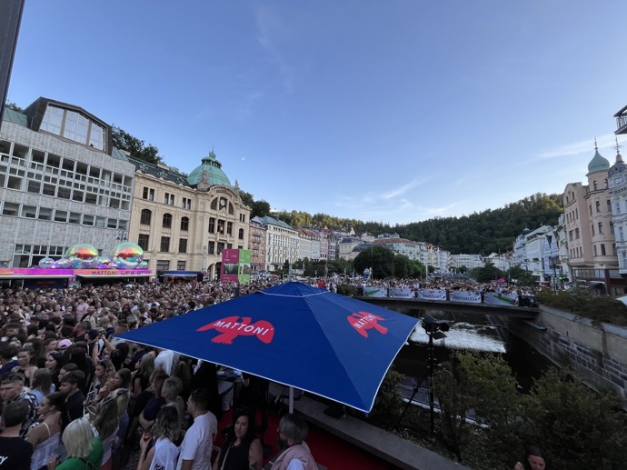 Mattoni Life Bar se během koncertů rozrostl do širokého okolí kolonády.