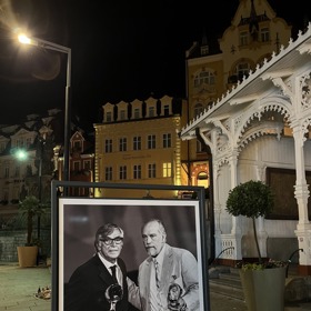 Na kolonádě mezi hotely Thermal a Pupp byla k vidění výstava Jiří Bartoška – KVIFF President.