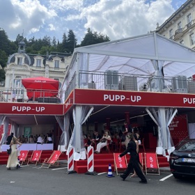 Naše putování začíná stylově – přímo před Grandhotelem Pupp.