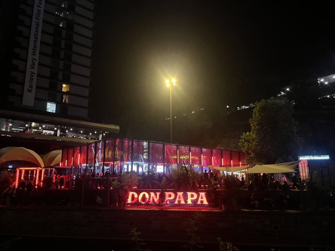 Rozsáhlé prostory Don Papa v noci rozzáří celé Vary.