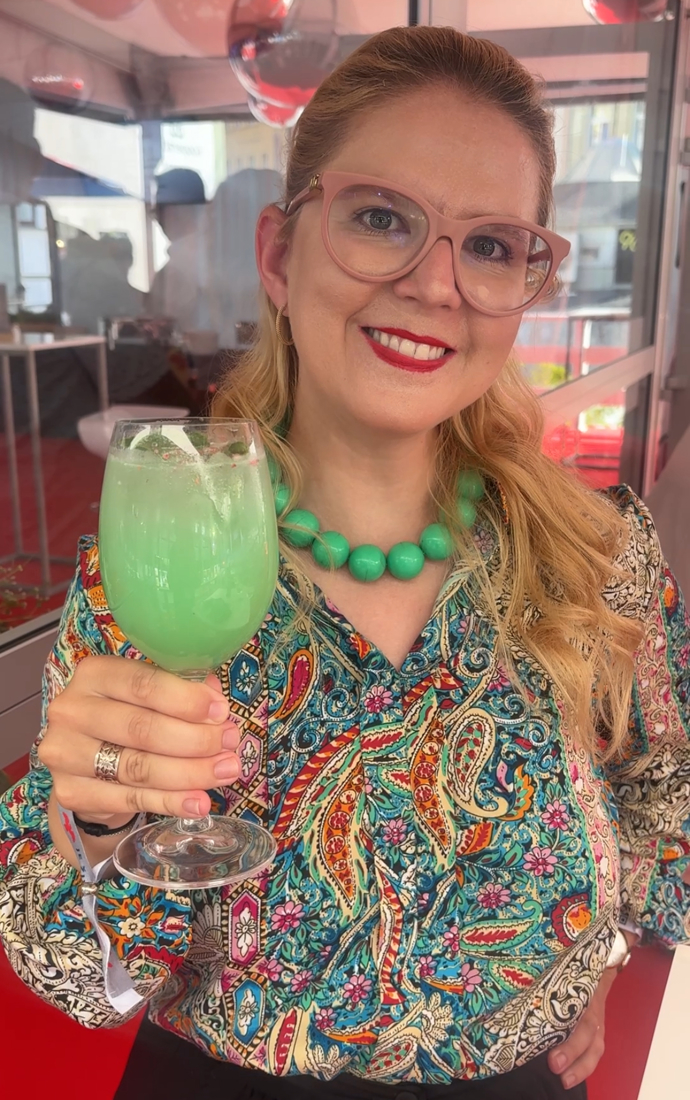 Drink Vary Bary kombinuje kokosový sirup, pomerančový džus Granini, citronovou šťávu, extra perlivou Mattoni, ananasový džus Toma, kapku blue sirupu, lyofilizované maliny a čerstvou mátu.
