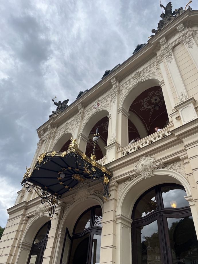 Dechberoucí budova divadla v Karlových Varech 