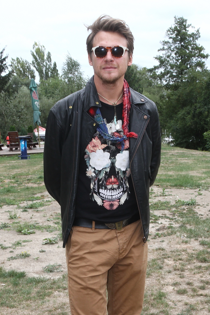 Sluneční brýle a šátek dodají outfitu punc tajemna i rebelství.