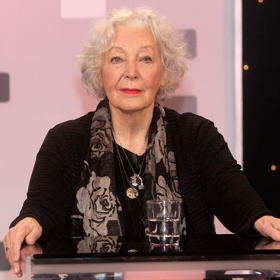 Maminku Květy Fialové měla hrát Jiřina Štěpničková. Ta se však pokusila během natáčení emigrovat. Jakmile se na to přišlo, její roli získala Marie Brožová.