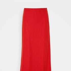 Herečka oblékla také červenou maxi sukni. Tento kousek prodává Lindex za 1 000 Kč.