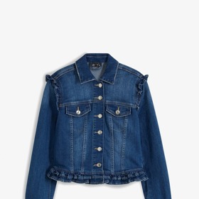 Tmavě modrou džínovou bundu s hravými volánky seženete například u Bonprix za 799 Kč.