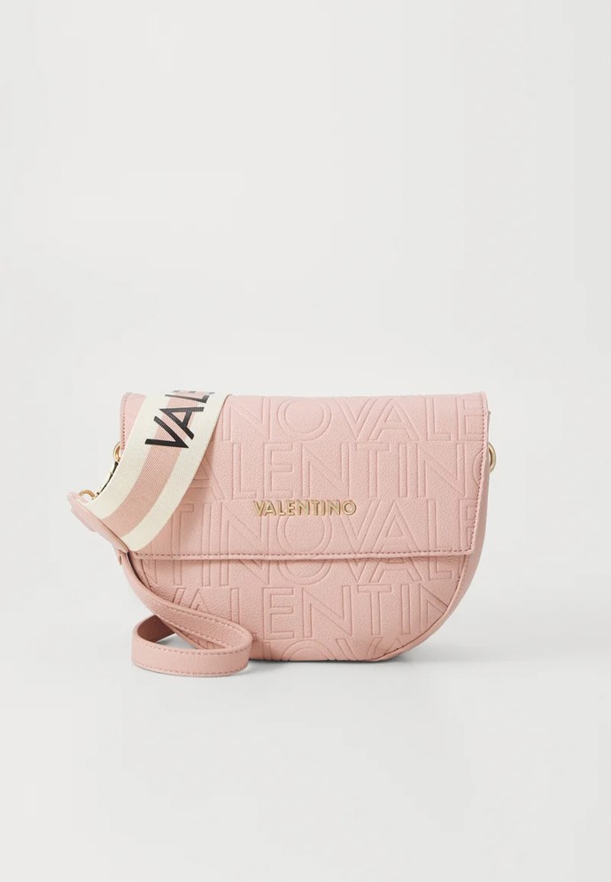 Herečka svůj look harmonicky vyvážila i jemnější kabelkou s barevným popruhem. Třeba tento model seženete u Valentino Bags za 2760 Kč