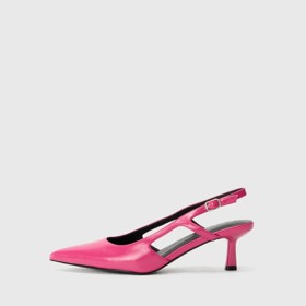 Hereččin outfit doladily i výrazně růžové lodičky. Tyto prodává značka Even&Odd za 840 Kč