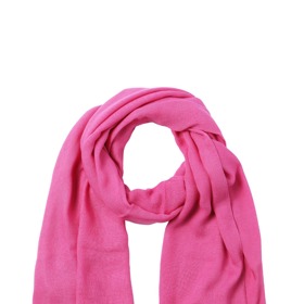 Jednoduchost černých šatů rozbily výrazné doplňky, například v podobě lehké šály, která je nejen stylová, ale poslouží i jako praktická ochrana před sluncem nebo větrem. Tento kousek pořídíte u Tatuum za 799 Kč