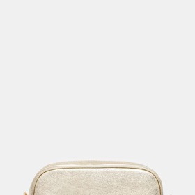 Heidi Janků svůj černobílý outfit oživila letním akcentem v podobě zlaté kabelky. Tento kožený model prodává Answear Lab za 1299 Kč.