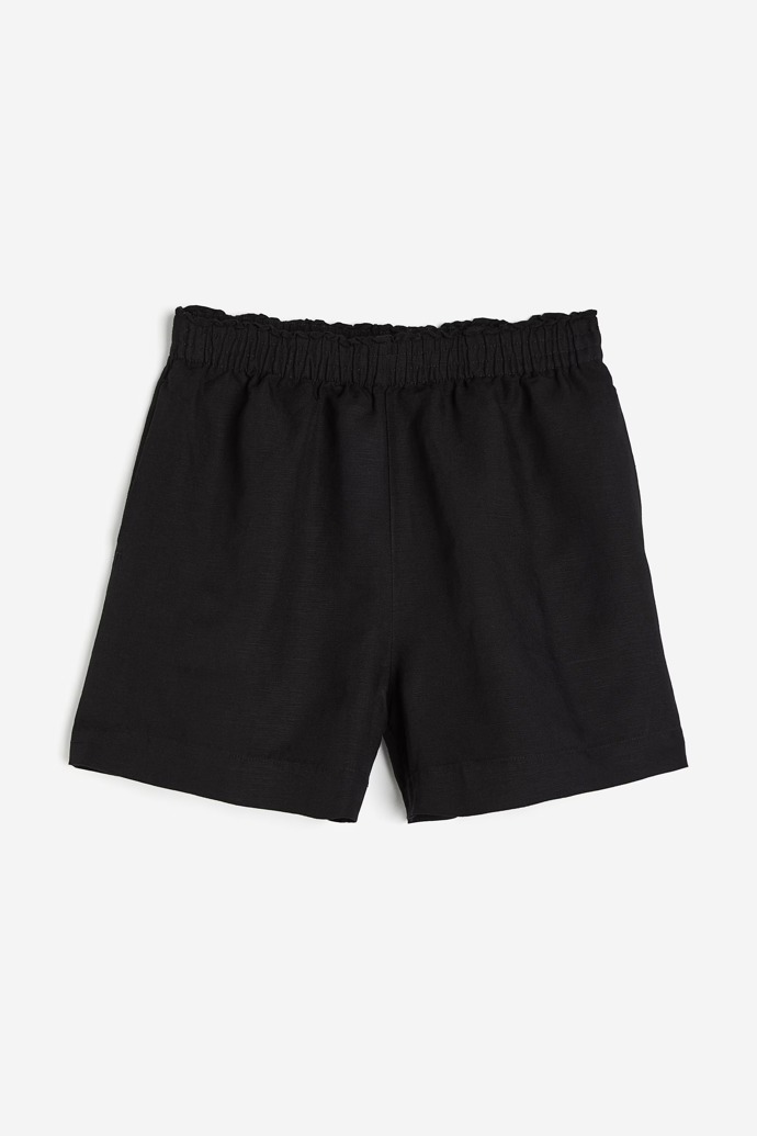 Pro extra pohodlí můžete obléknout třeba tyto natahovací šortky z lněné směsi od H&M. Jejich cena je 359 Kč
