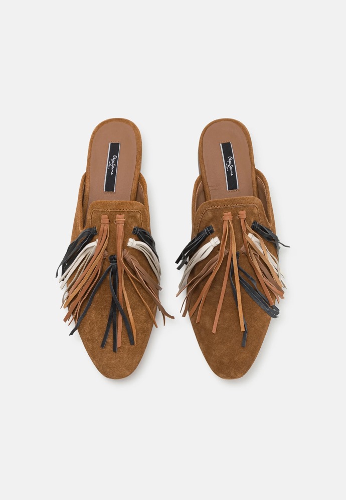 Mules jsou vizuálně křížencem pantoflí a mokasín. Sluší jim proto i trend westernových prvků. Toto provedení je v nabídce značky Pepe Jeans a vyjde vás na 2660 Kč.