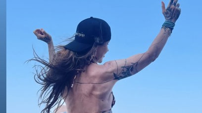FOTO: Kaira si užívá u moře.