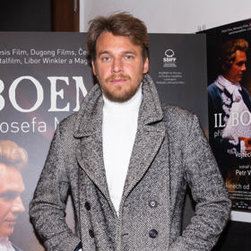 Vojta Dyk ukazuje, že rolák nemusí být jen černý. Bílou variantu doplnil černobílým melírovaným kabátem, který celému outfitu dodává zajímavou strukturu.