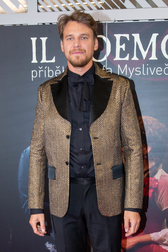 Originální sako dokáže každý outfit povýšit na další módní úroveň.