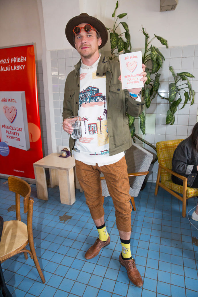 V tomto outfitu hrají důležitou roli i sluneční brýle a barevné ponožky.