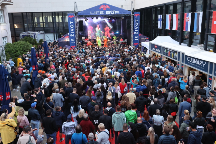 Prostory Mattoni Life Baru přináší mimo osvěžení i open-air koncerty.