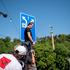 Ondřej Sokol v poutech nad Vltavou! Natáčení nové komedie Petra Kolečka Kouzlo derby provázely mrazivé chvíle i rvačka