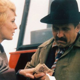 Snímek z filmu Šéfe, vrať se: Tentokrát se bude podvádět s pronájmem bytu...