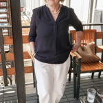 Outfit Lenky Termerové je elegantní a stylistka Nikola Marková jí chválí výstřih do V na halence, volné kalhoty a skvělou volbu doplňků.