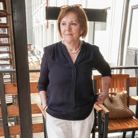 Outfit Lenky Termerové je elegantní a stylistka Nikola Marková jí chválí výstřih do V na halence, volné kalhoty a skvělou volbu doplňků.