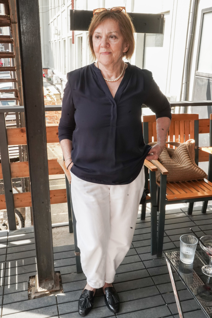 Outfit Lenky Termerové je elegantní a stylistka Nikola Marková jí chválí výstřih do V na halence, volné kalhoty a skvělou volbu doplňků.