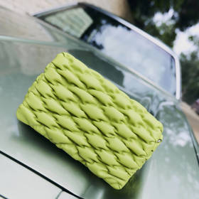 Limetková kabelka přes rameno Marks & Spencer. Cena po slevě: 959,2 Kč (Původní cena: 1 199 Kč).