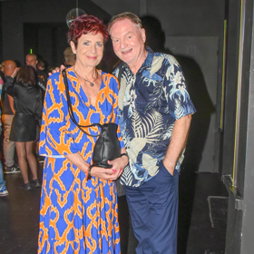 Petr doma s oblibou vypráví Mirce vtipy. 