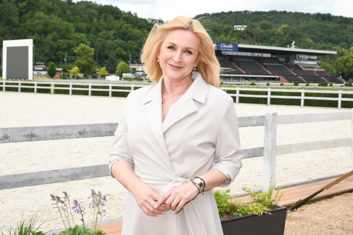 Terezie Tománková navíc přidala vhodné doplňky, které dotváří elegantní dojem. 
