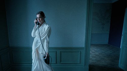 FOTO: Eva v kampani telefonuje.