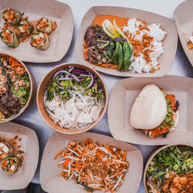 Zaujal nás stánek s asijskými pokrmy, které tady připravuje pražská restaurace Dian. 