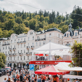 Naše putování za dobrým street foodem ve Varech začalo před Grandhotelem Pupp.