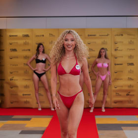 Finalistka soutěže Miss České republiky během promenády v plavkách.