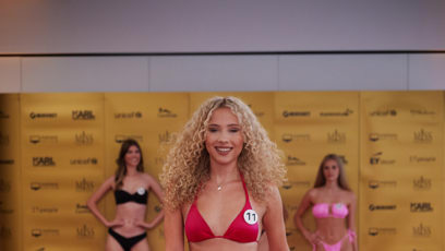 FOTO: Finalistka soutěže Miss České republiky během promenády v plavkách.