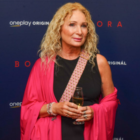 Fádnost černých šatů herečka ozvláštnila doplňky v různých odstínech růžové. 