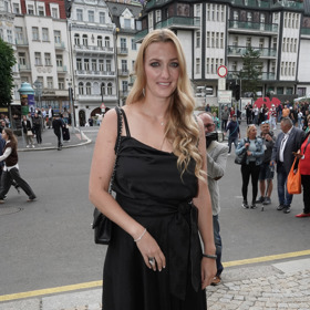 Tenistka Petra Kvitová v černých šatech od Beaty Rajské. Zdobí ji šperky v hodnotě 5 milionů korun.