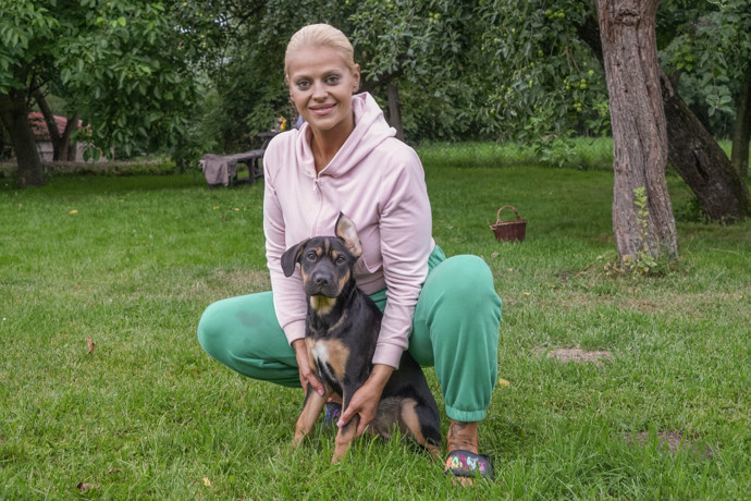 Charlotte Štiková s pejskem Barbie.