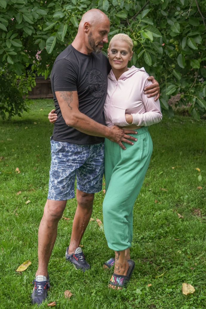 Charlotte Štiková s manželem na zahradě.