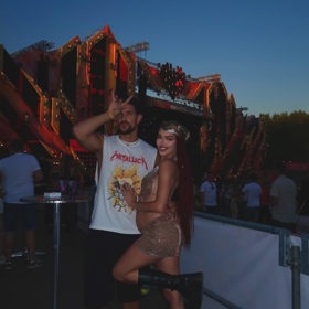 Těhotná Rachel se svým partnerem na festivalu.